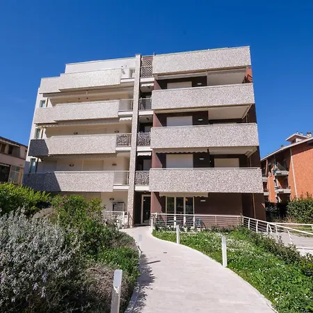 Claudia Int Q - Pineto