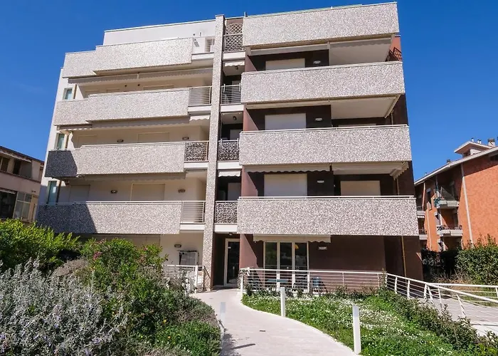 Claudia Int Q - Pineto